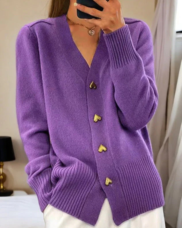 Strickjacke mit Herzknöpfen